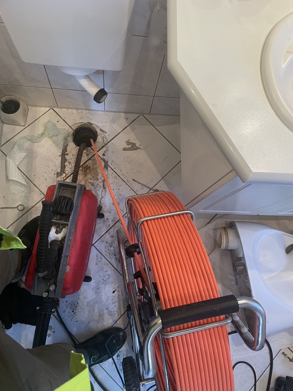 Rohrreinigungsgerät im Badezimmer