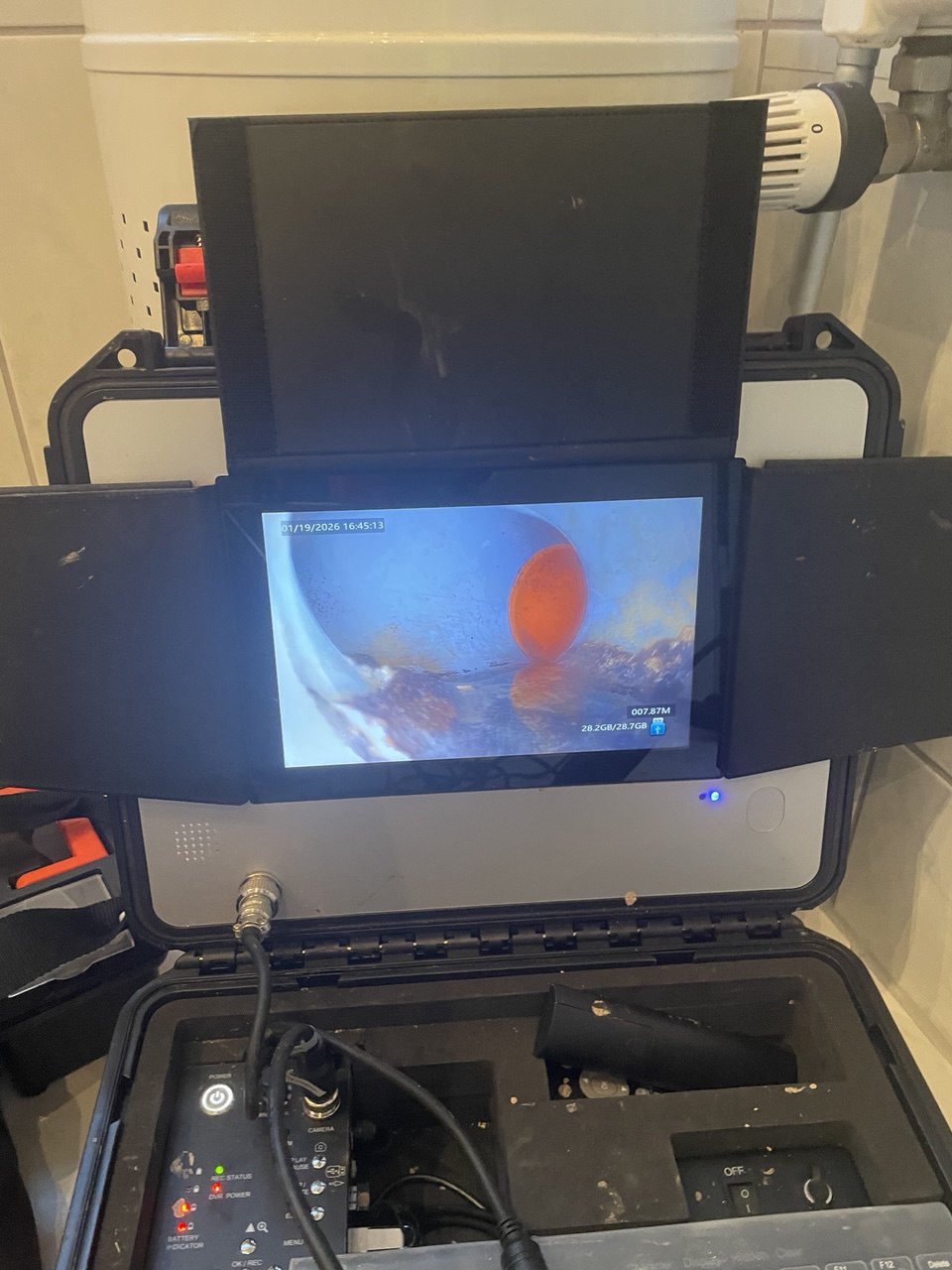 Kamera zeigt orangefarbenes Objekt