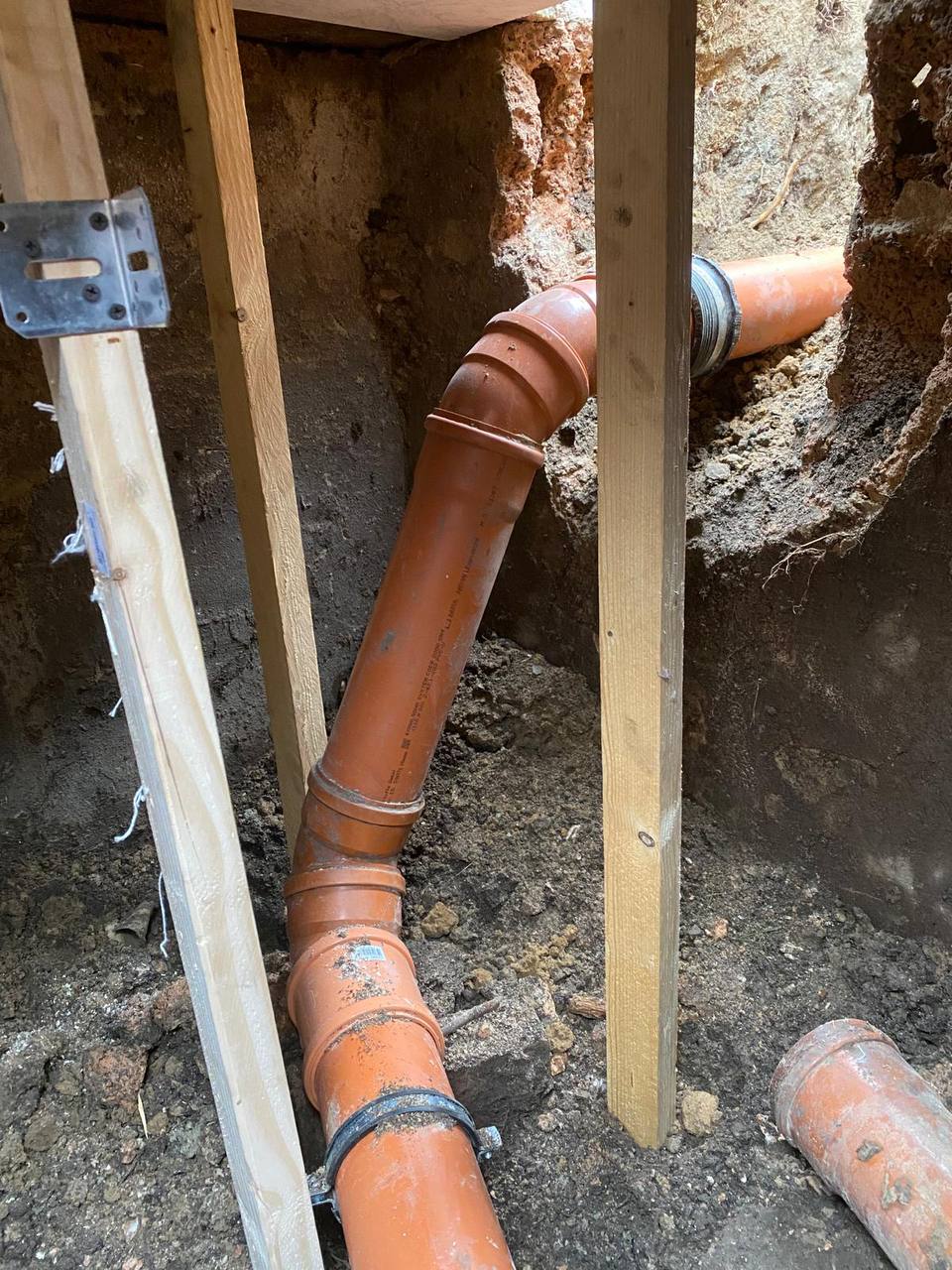 Rohre in einem Erdloch installiert