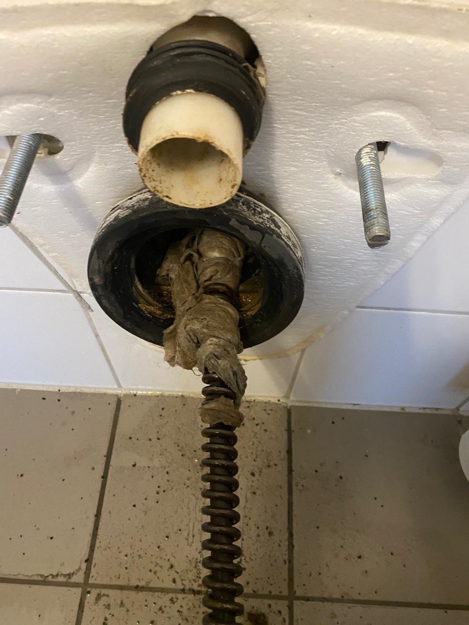 Verstopfter Abfluss mit Schmutzansammlung